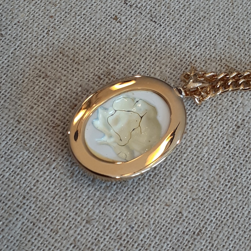 Vtg 1960-70s Yellow Rose Cameo Reverse Painted Necklace - Picture 4 of 4